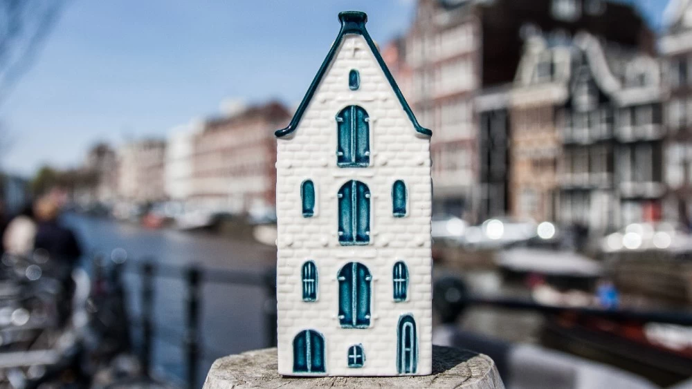 Μια υπέροχη βόλτα στο Άμστερνταμ μέσα από τα πιο εμβληματικά του κτίρια - εικόνα 1